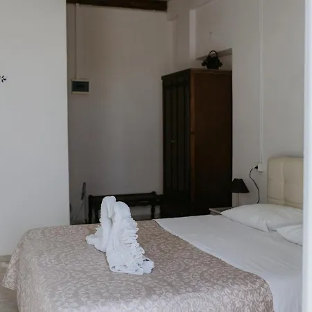 Thirasia Hotel